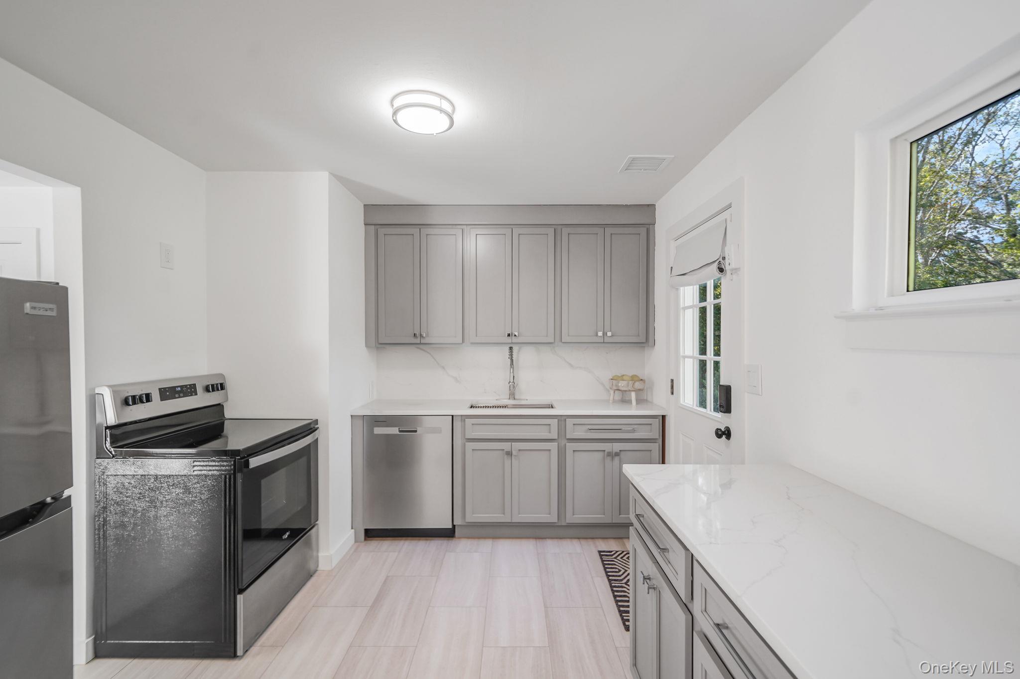 138 W Tiana Road, Hampton Bays, NY 11946