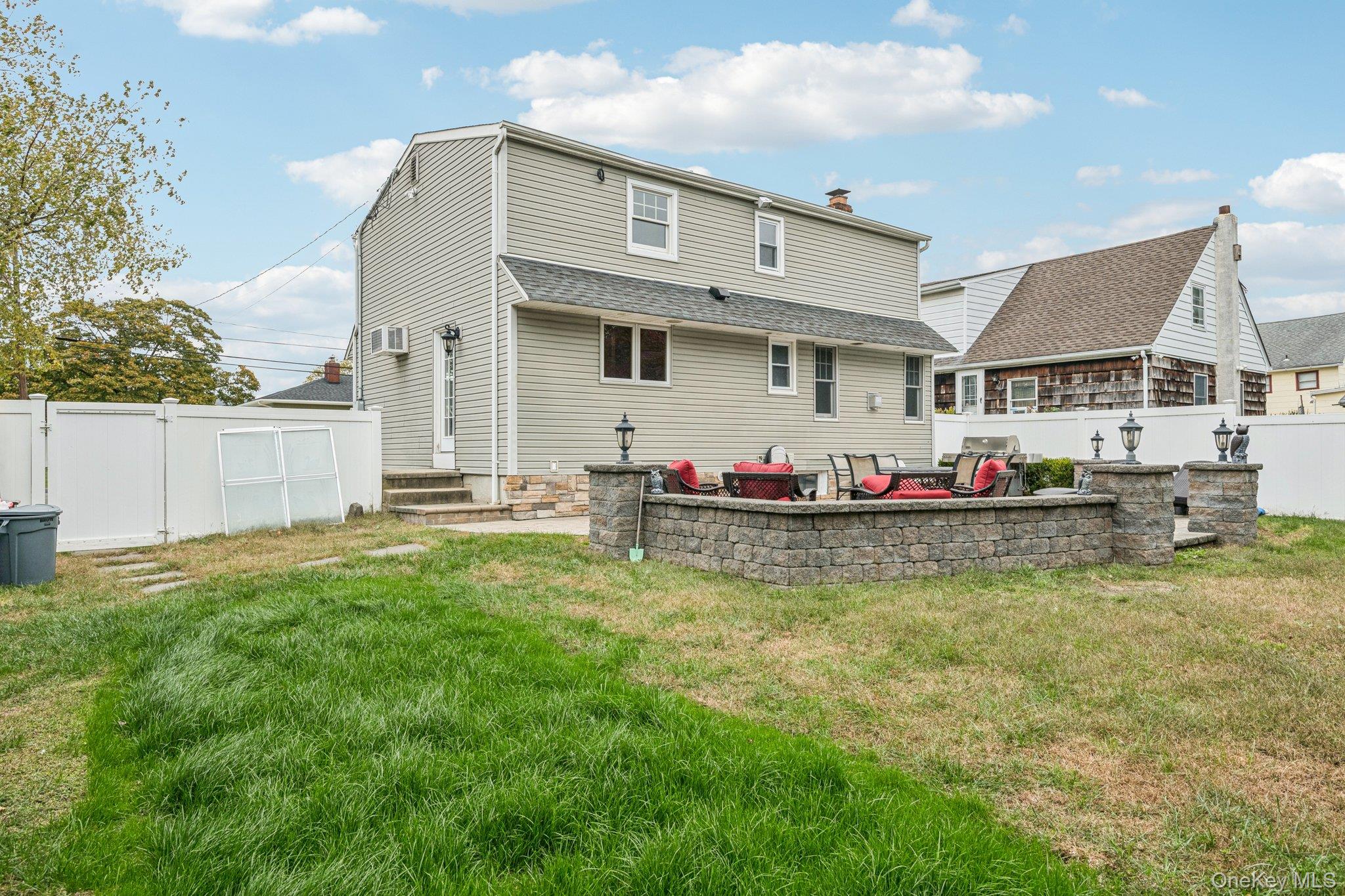 15 Palm Street, Lindenhurst, NY 11757