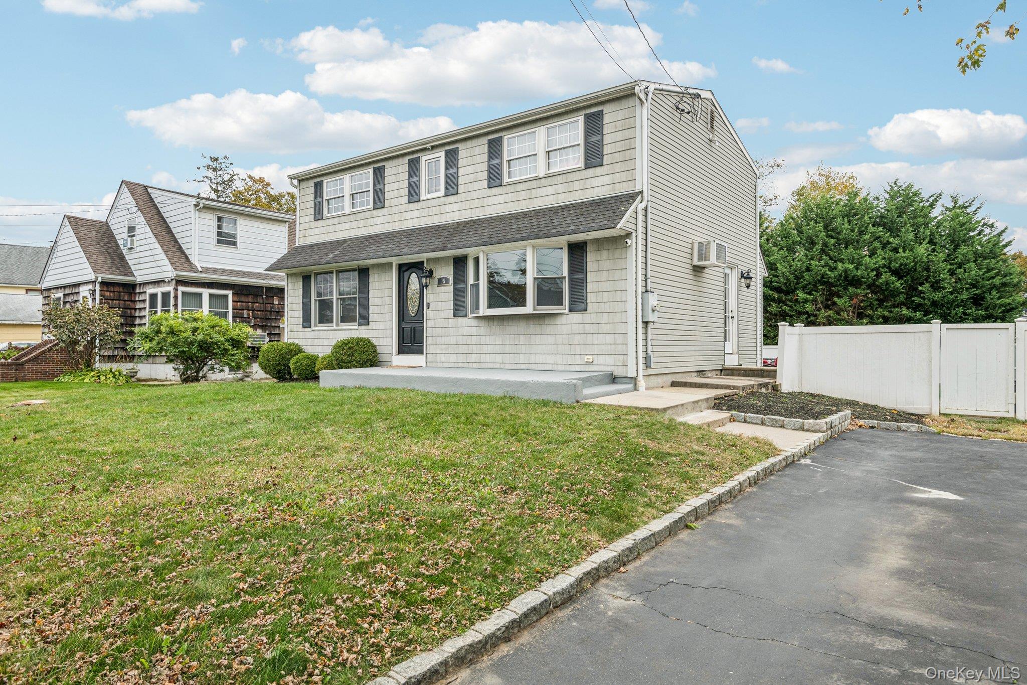 15 Palm Street, Lindenhurst, NY 11757