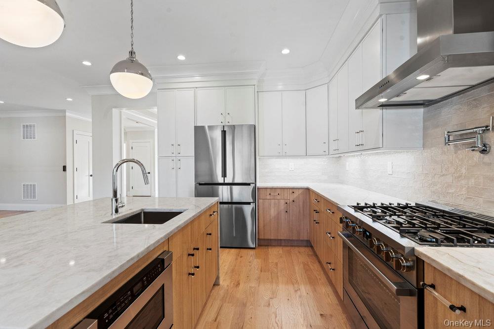 51 Netz Place, Albertson, NY 11507