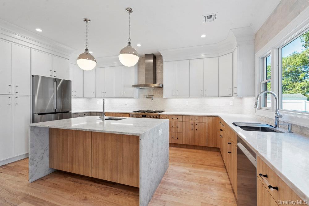 51 Netz Place, Albertson, NY 11507