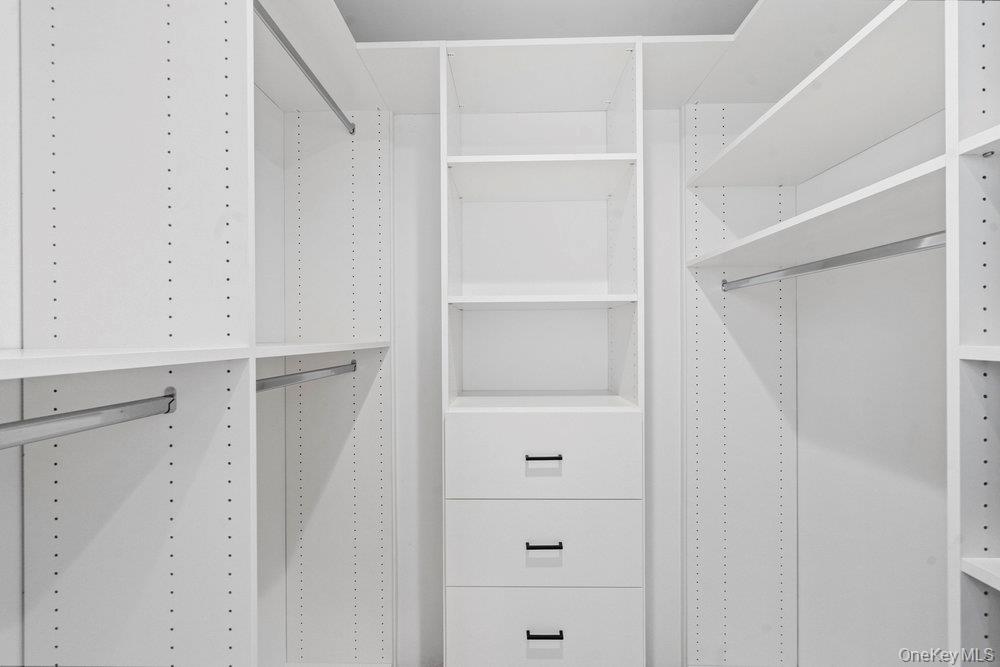 51 Netz Place, Albertson, NY 11507