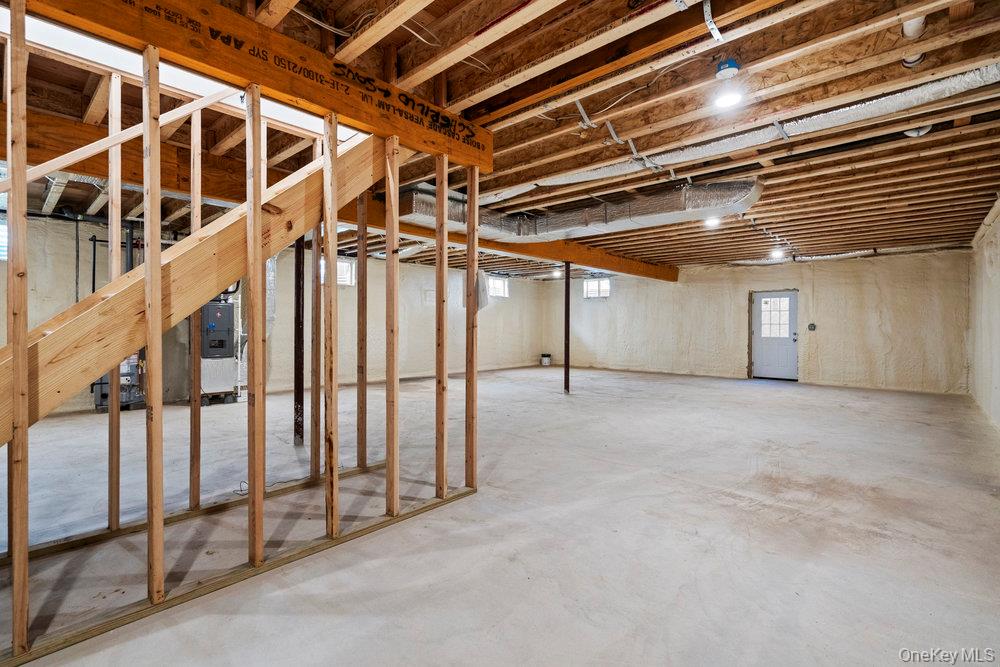 51 Netz Place, Albertson, NY 11507