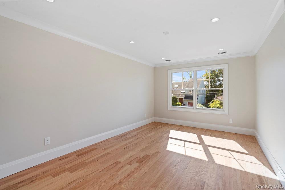 51 Netz Place, Albertson, NY 11507