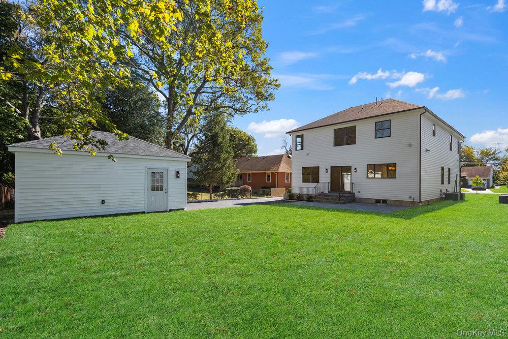 51 Netz Place, Albertson, NY 11507