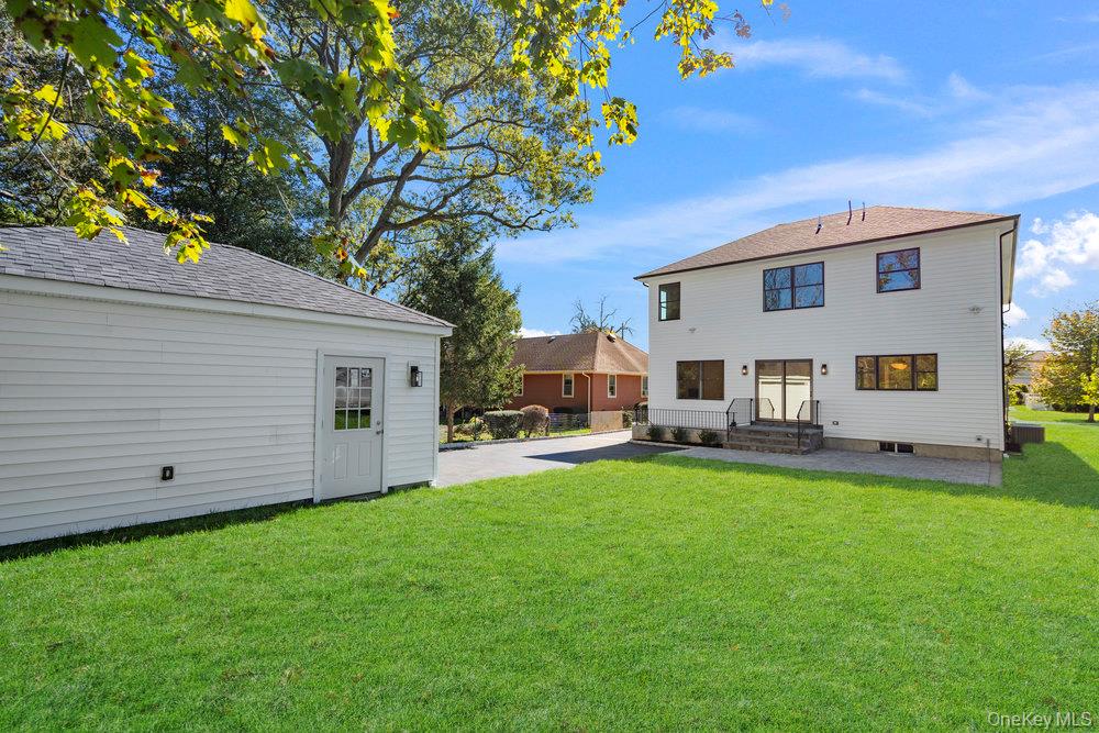 51 Netz Place, Albertson, NY 11507