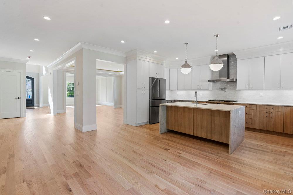 51 Netz Place, Albertson, NY 11507