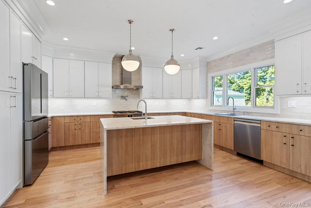 51 Netz Place, Albertson, NY 11507