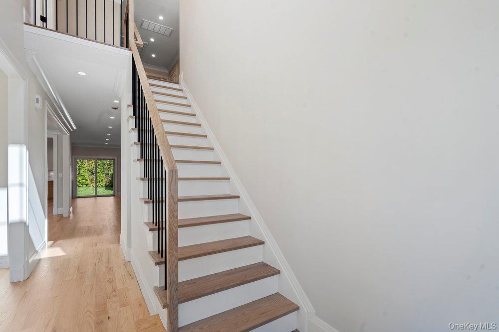 51 Netz Place, Albertson, NY 11507