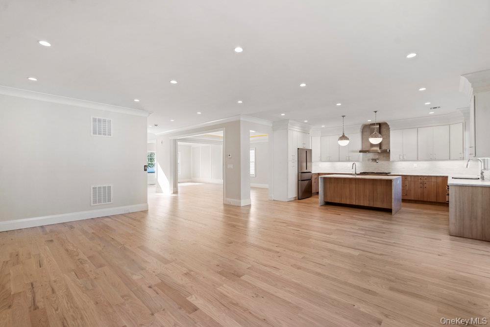 51 Netz Place, Albertson, NY 11507