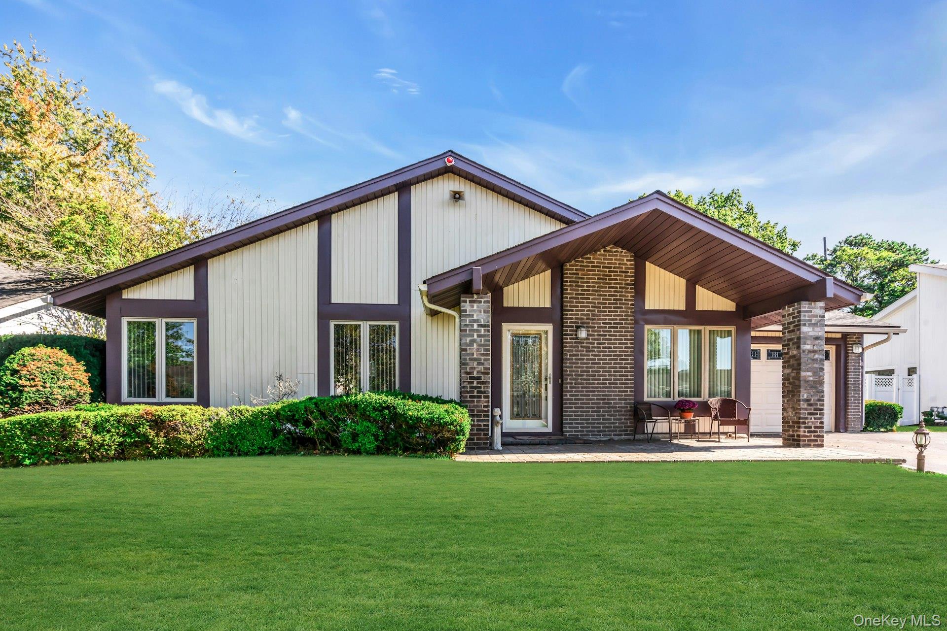 36 Summerwood Road, Holbrook, NY 11741