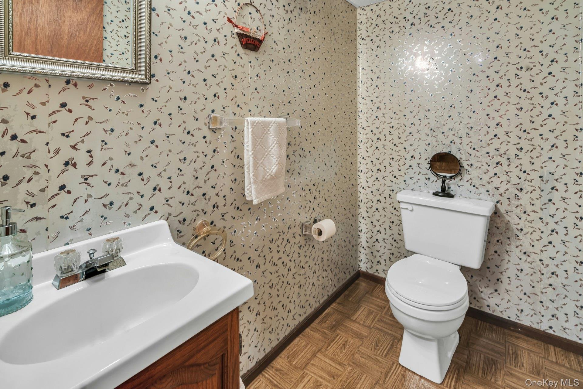 36 Summerwood Road, Holbrook, NY 11741