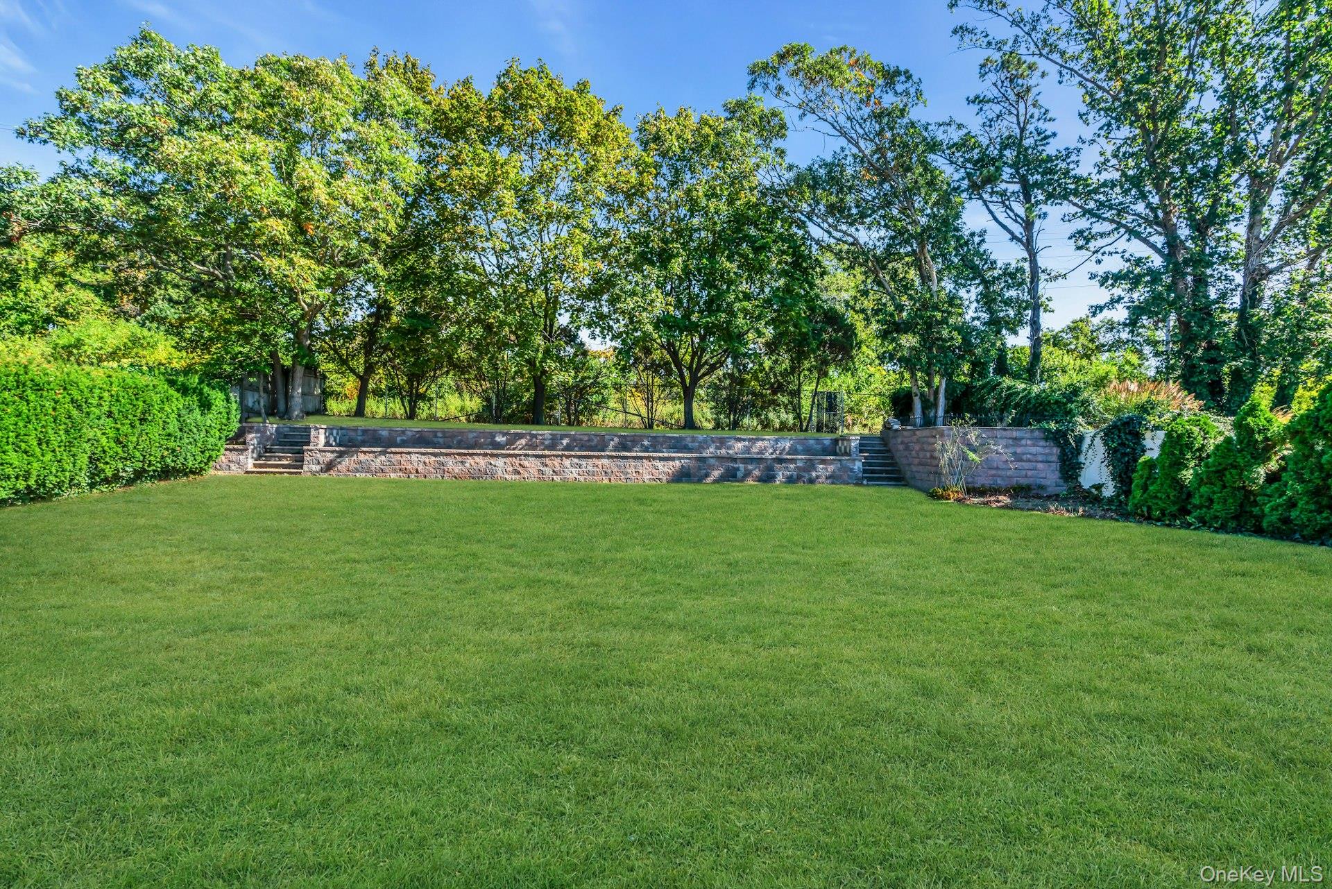 36 Summerwood Road, Holbrook, NY 11741