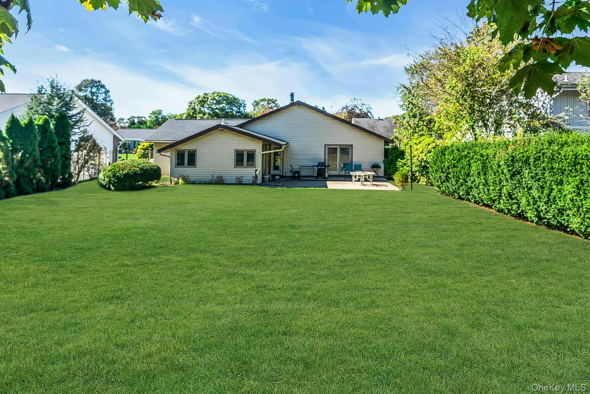 36 Summerwood Road, Holbrook, NY 11741