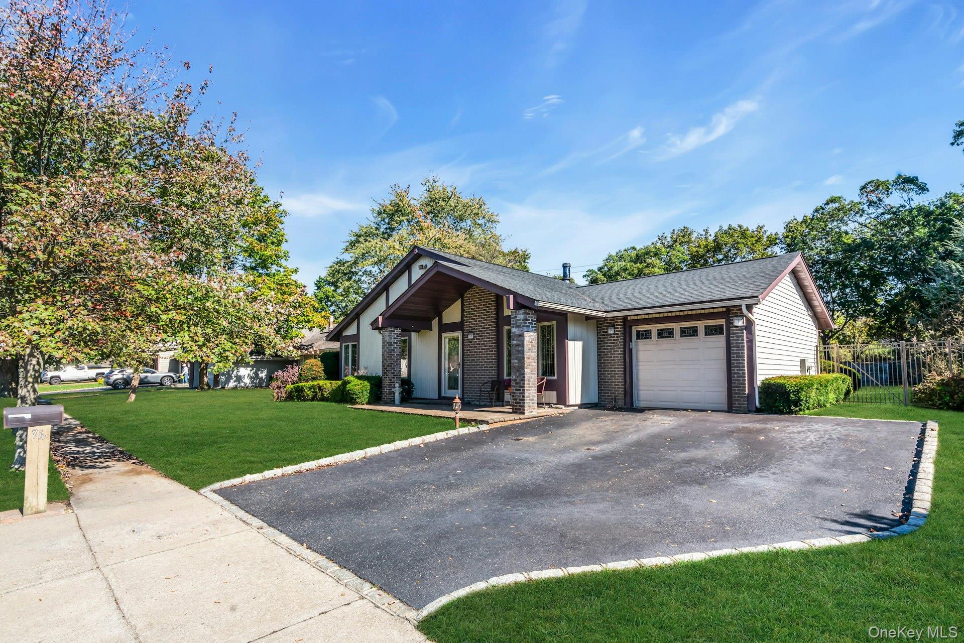 36 Summerwood Road, Holbrook, NY 11741