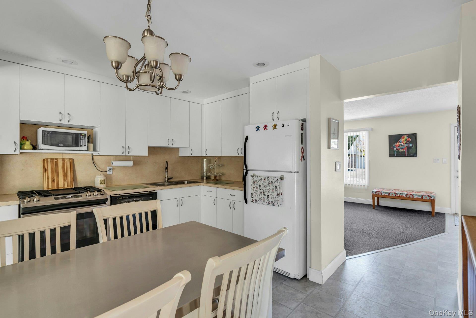 36 Summerwood Road, Holbrook, NY 11741