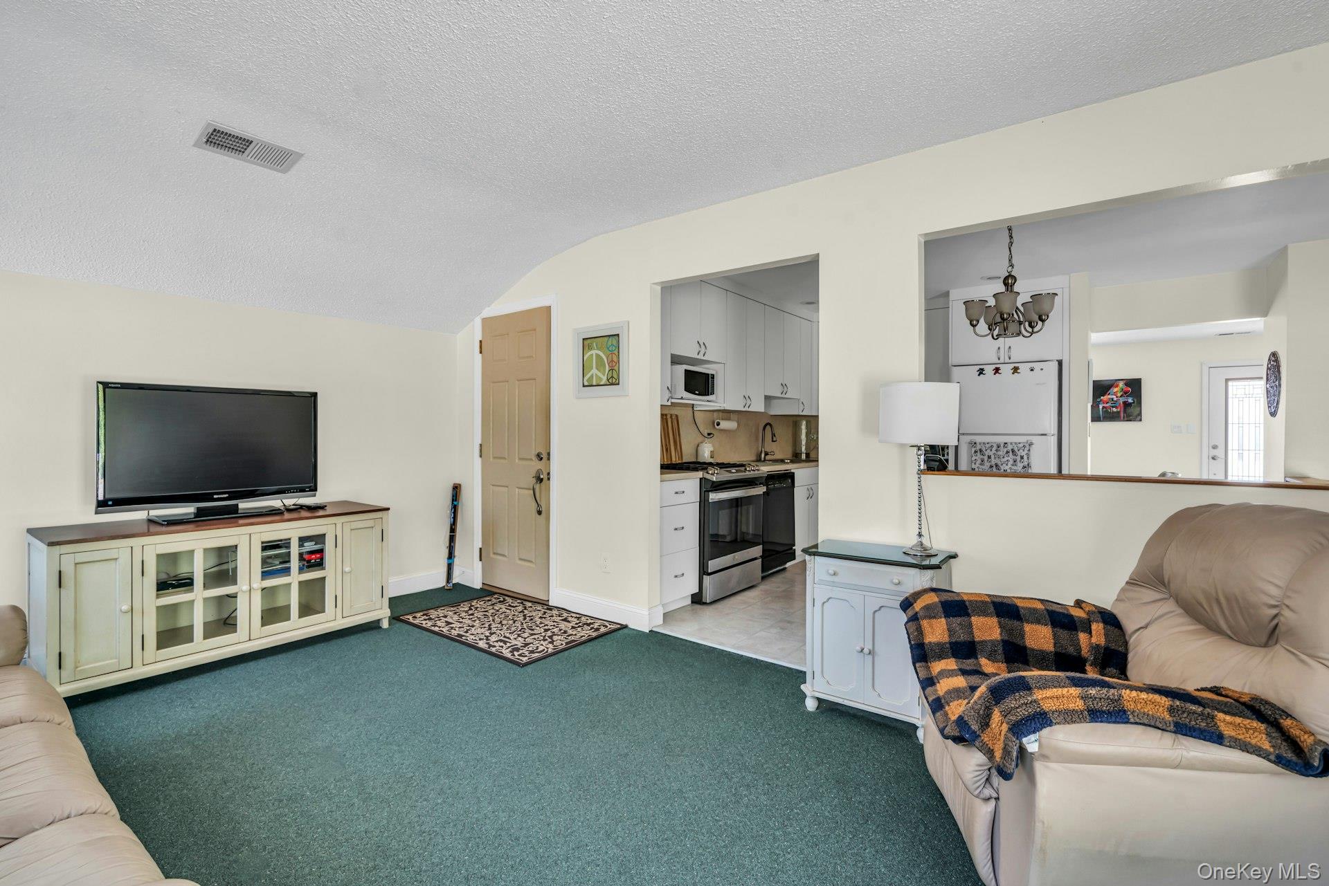 36 Summerwood Road, Holbrook, NY 11741