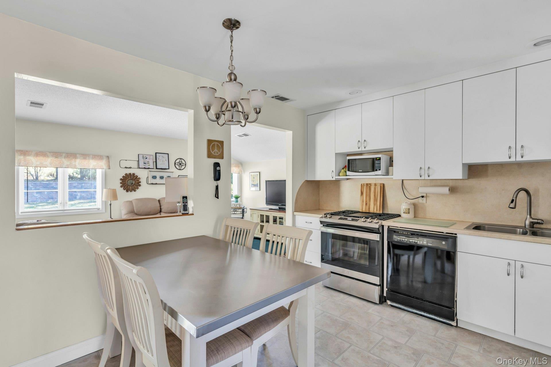 36 Summerwood Road, Holbrook, NY 11741