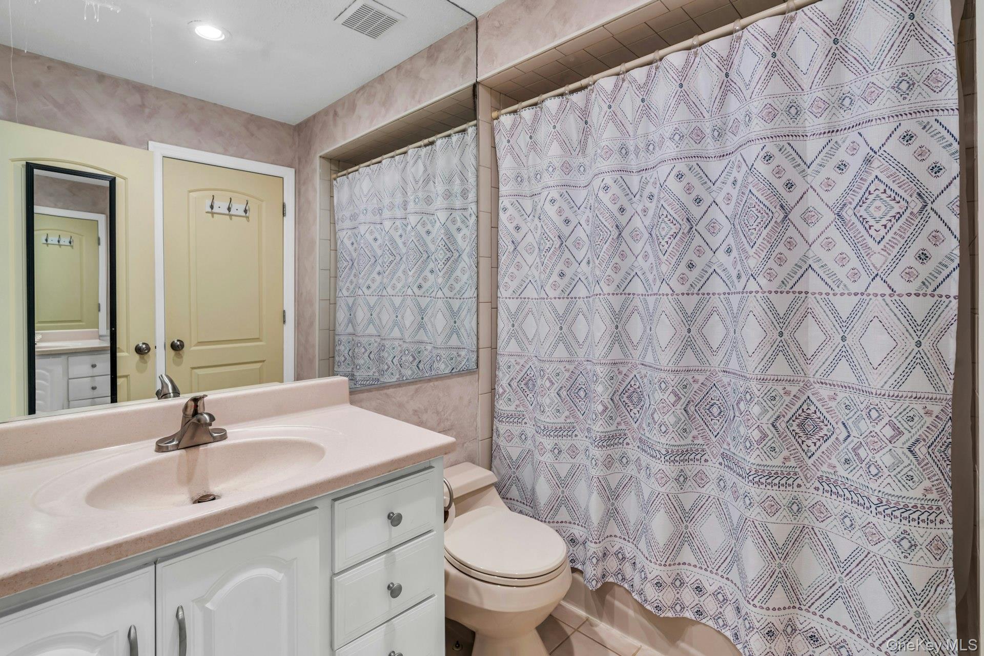 36 Summerwood Road, Holbrook, NY 11741