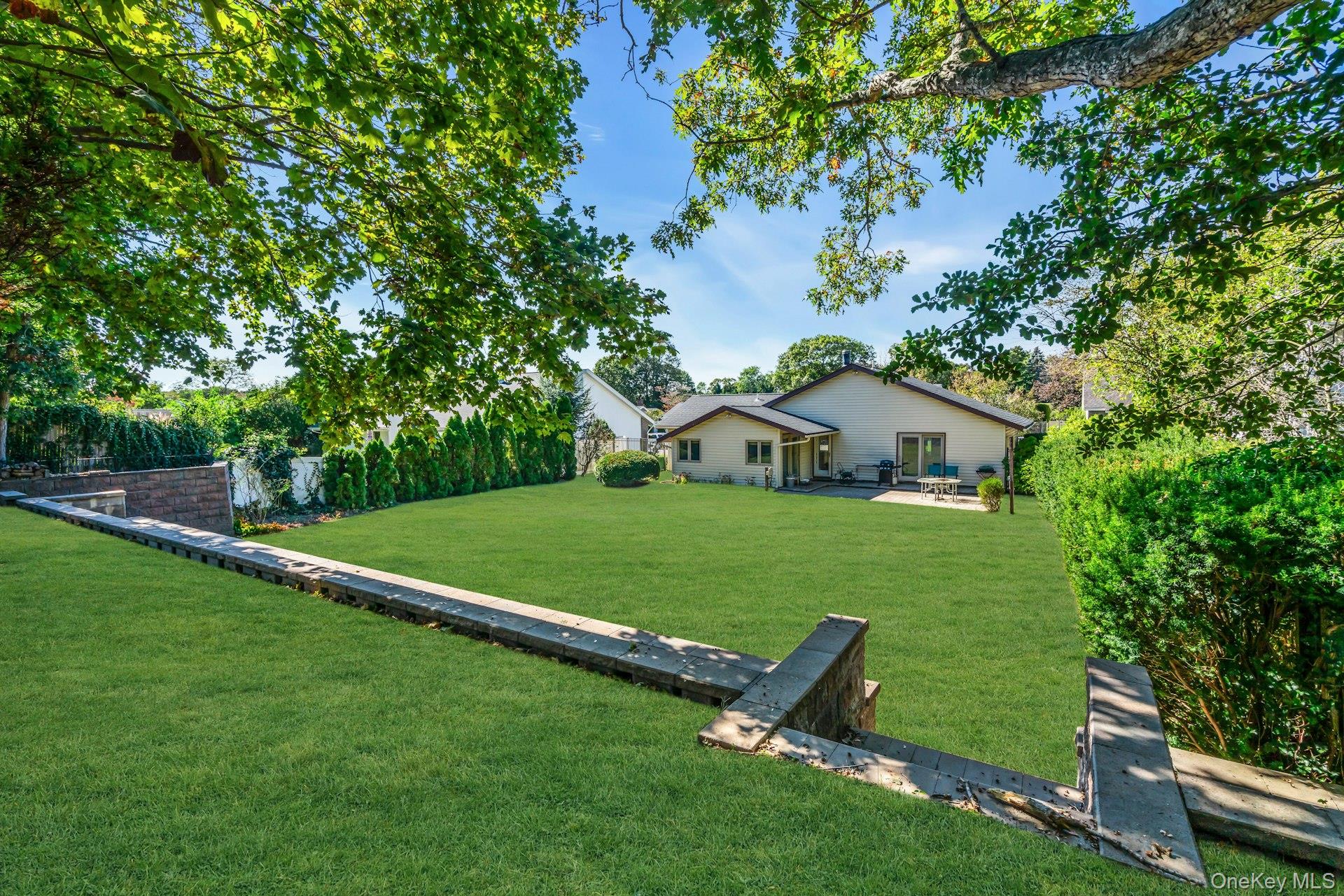 36 Summerwood Road, Holbrook, NY 11741