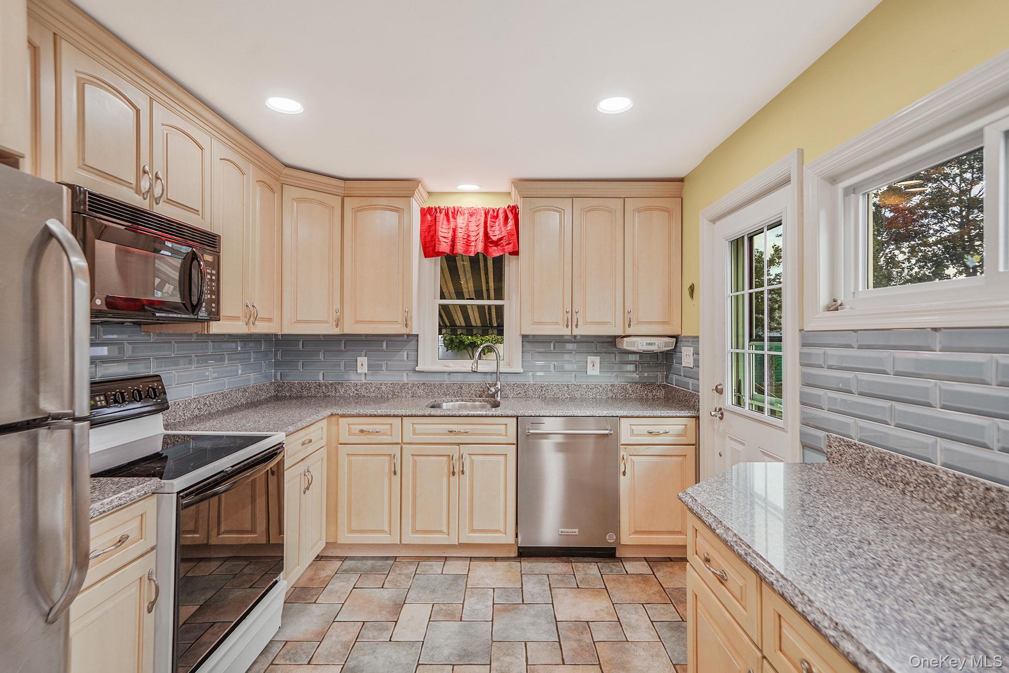 430 14th Street, West Babylon, NY 11704