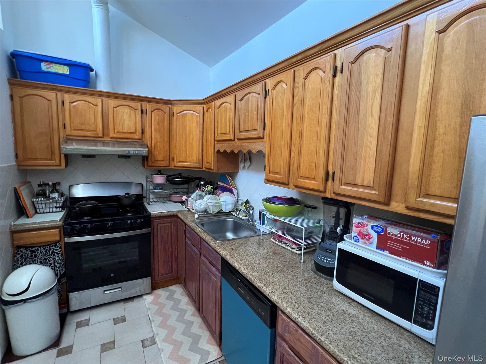 143-27 Roosevelt Avenue, Flushing, NY 11354