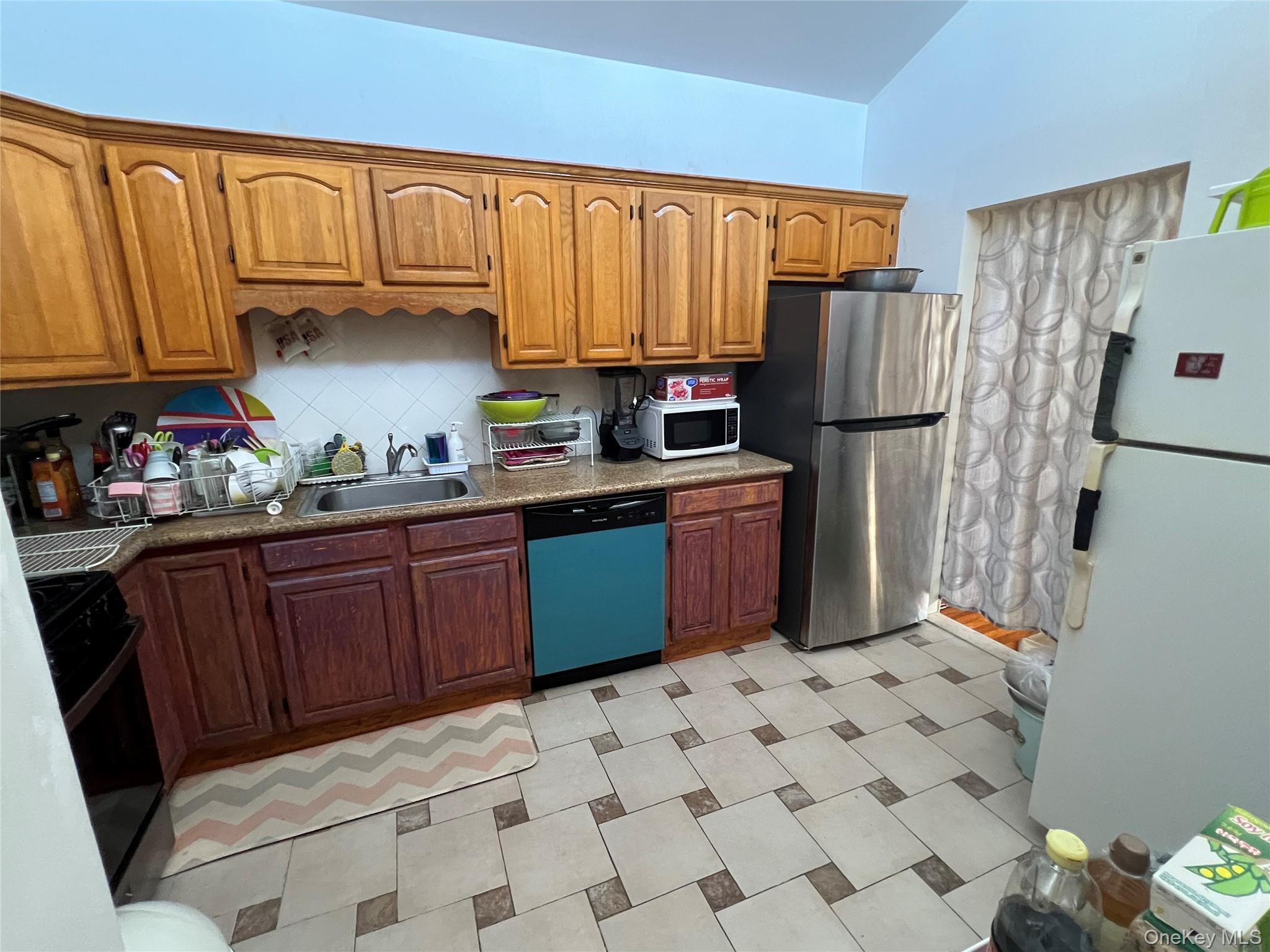 143-27 Roosevelt Avenue, Flushing, NY 11354