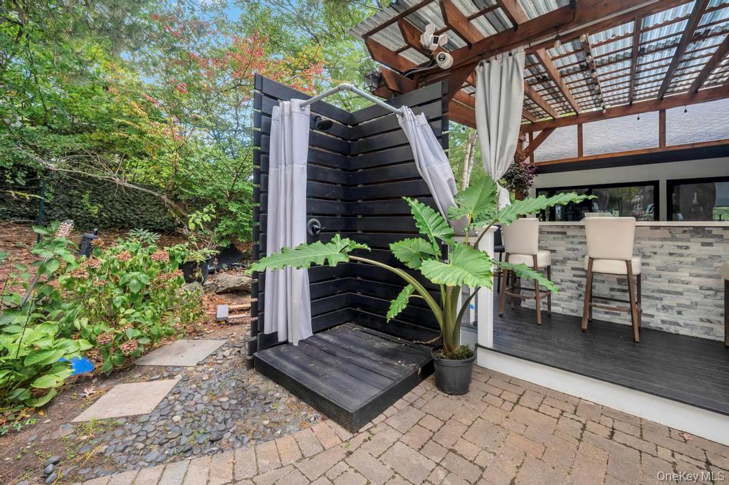 30 Fox Hollow Ridings Road, Northport, NY 11768