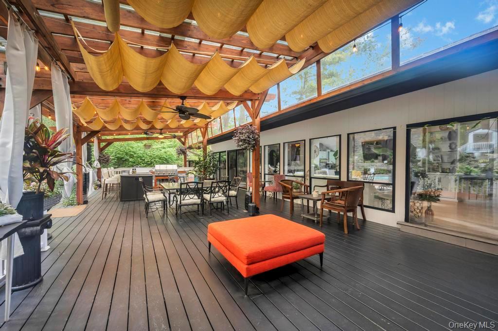 30 Fox Hollow Ridings Road, Northport, NY 11768