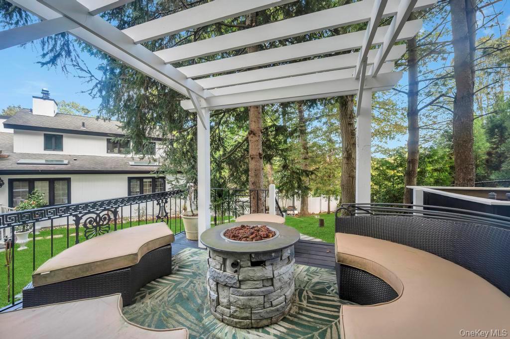 30 Fox Hollow Ridings Road, Northport, NY 11768