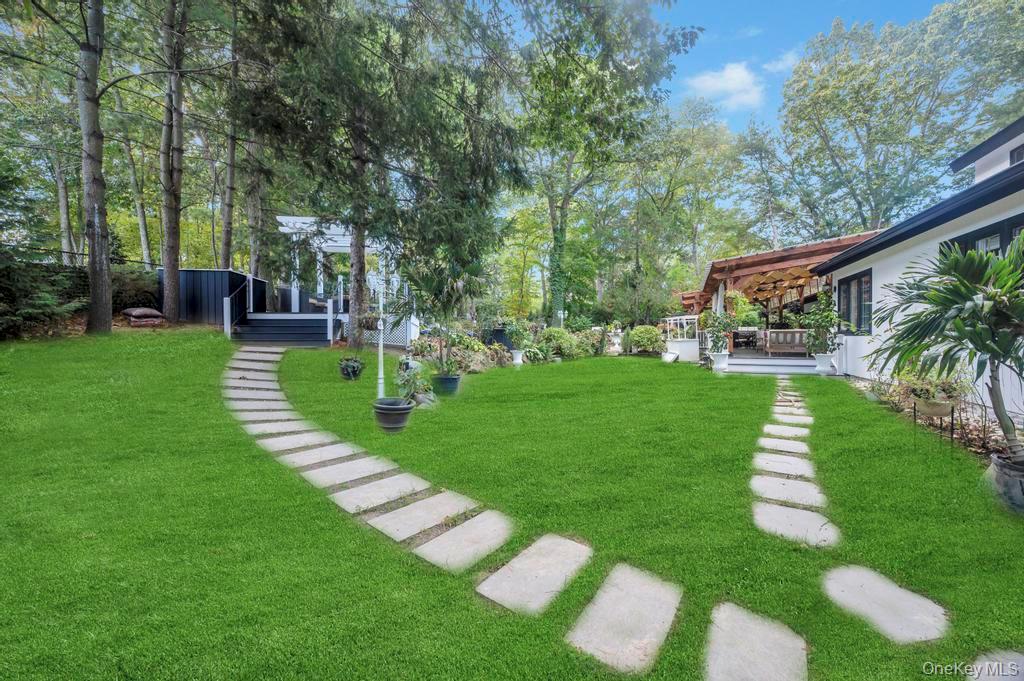 30 Fox Hollow Ridings Road, Northport, NY 11768