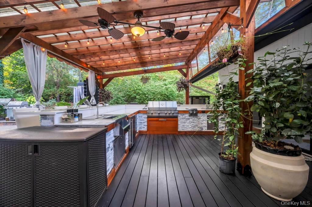 30 Fox Hollow Ridings Road, Northport, NY 11768