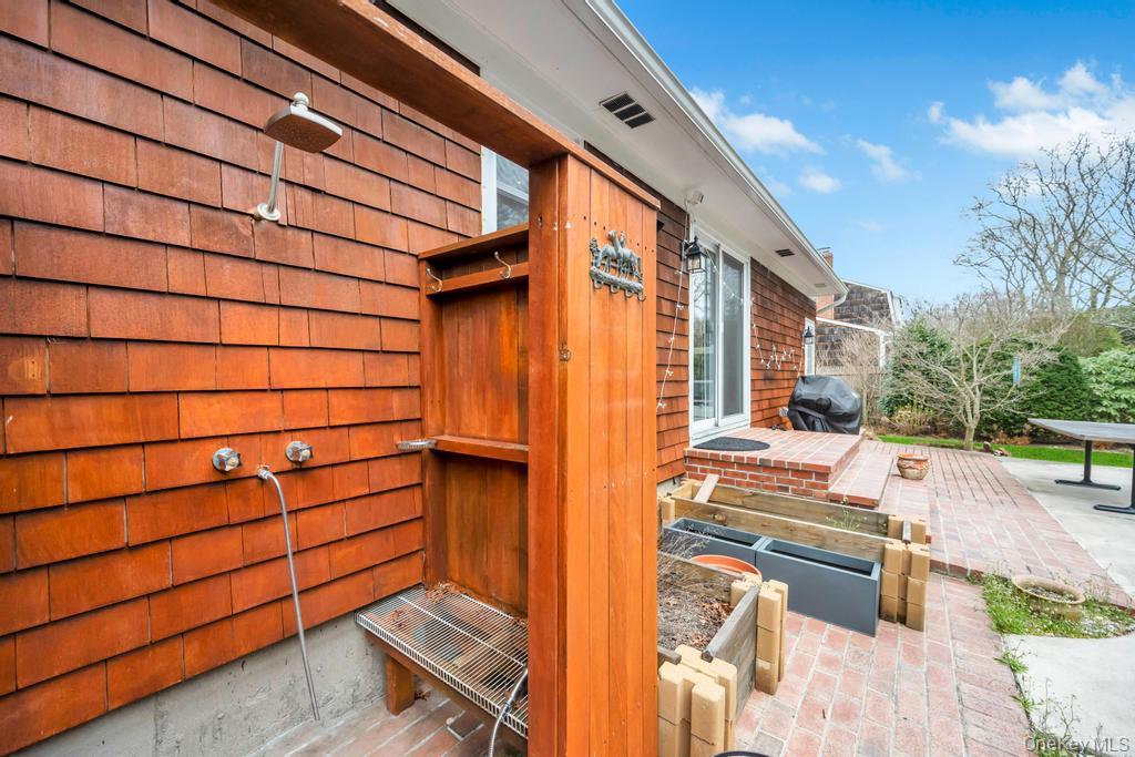 8 Lovell Road, Hampton Bays, NY 11946