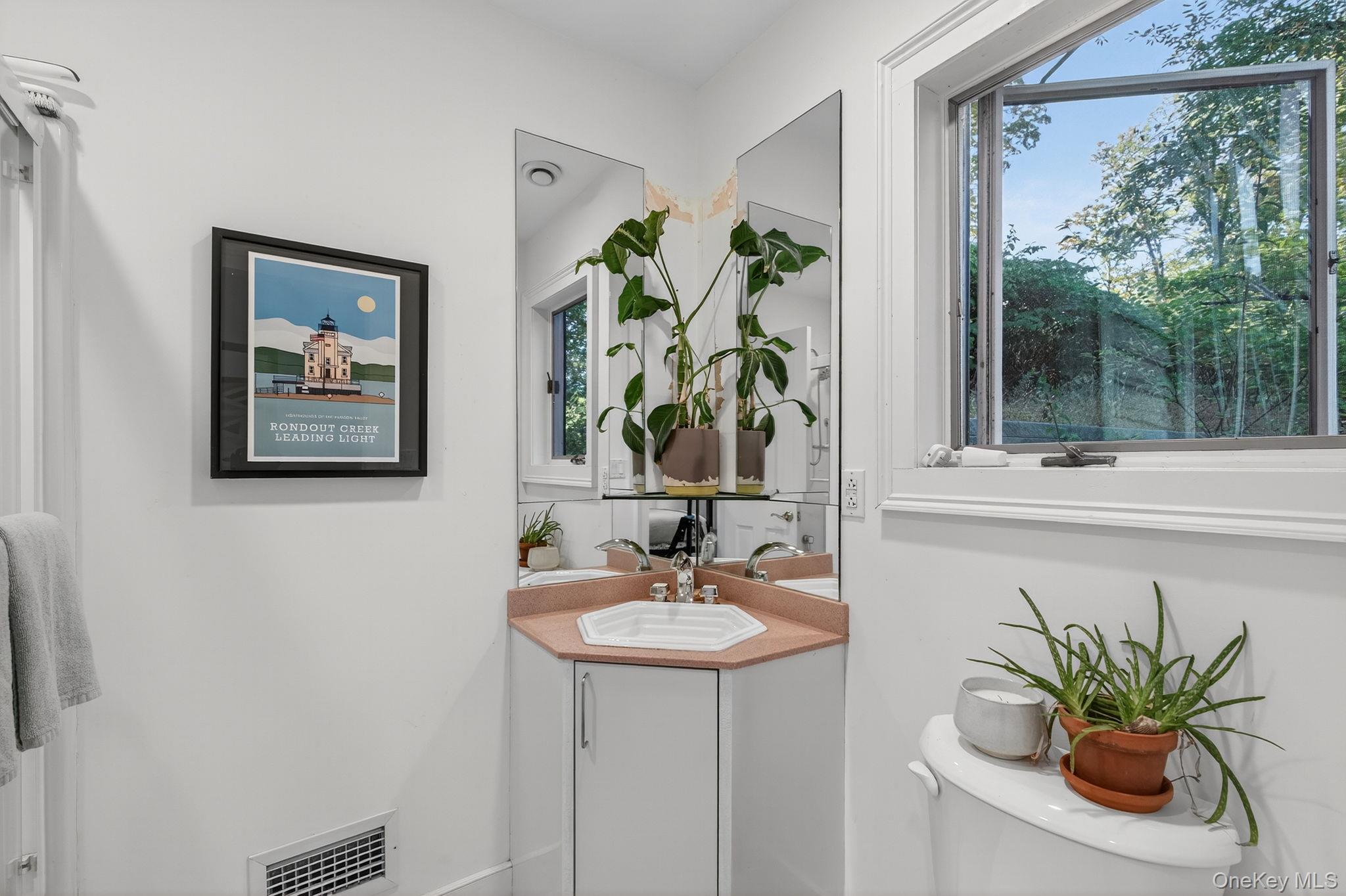 83 River Road, Esopus, NY 12487