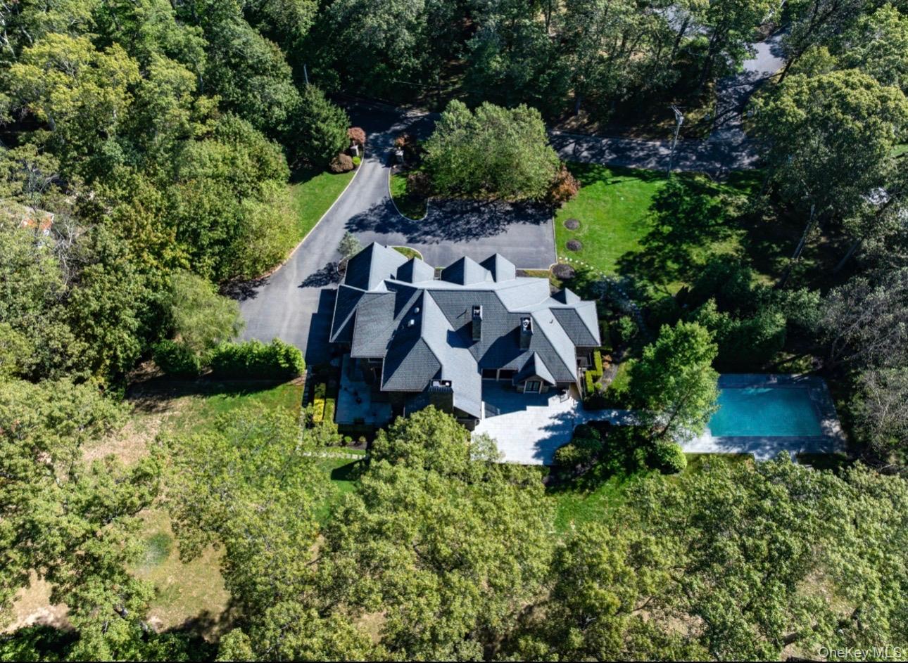 11 Victorian Lane, Brookville, NY 11545