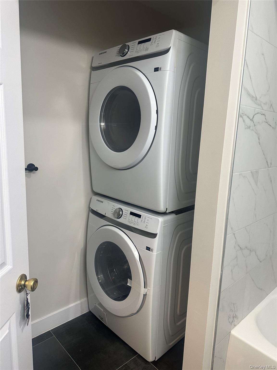 West Babylon, NY 11704