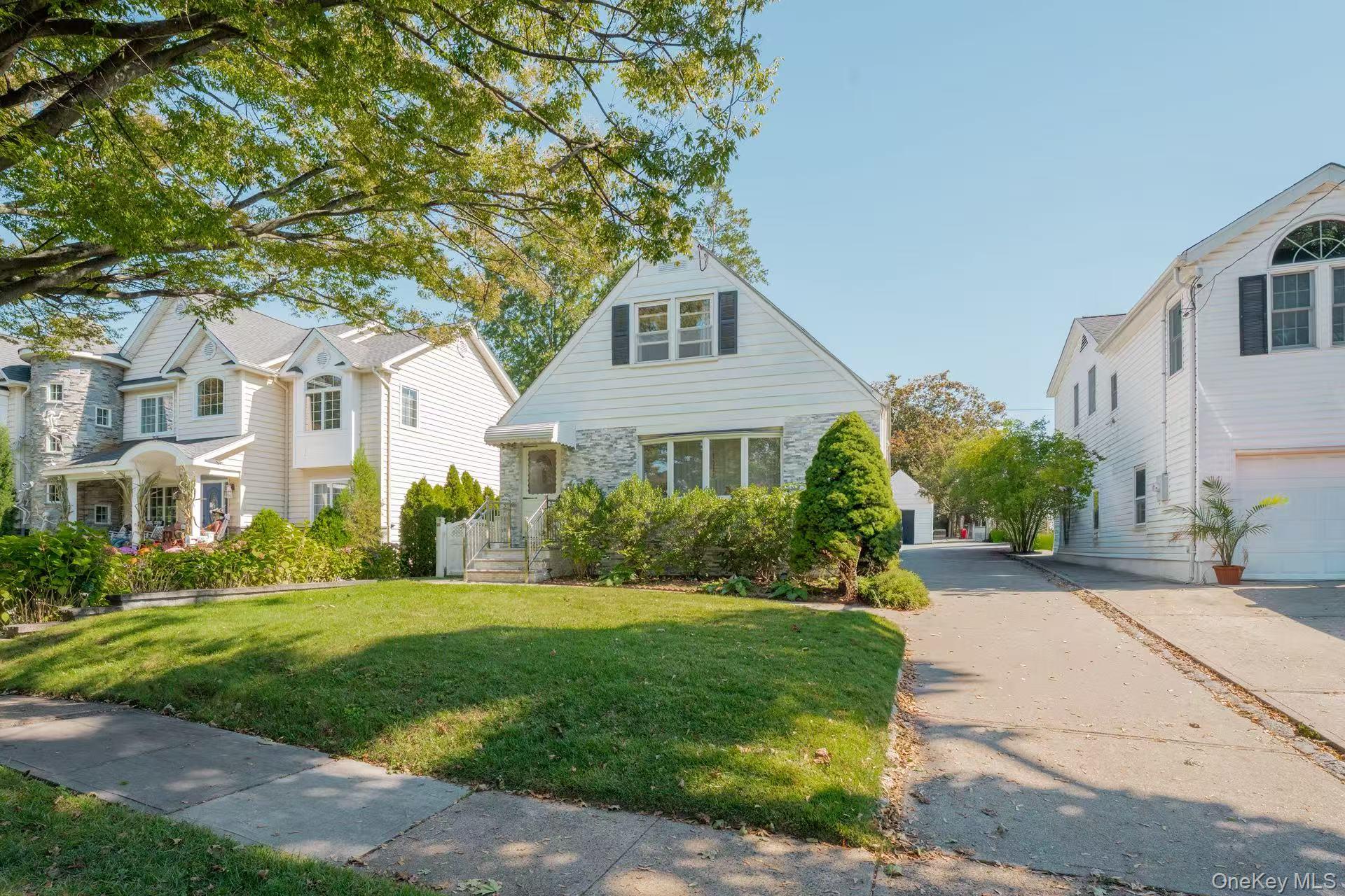 636 S 13th Street, New Hyde Park, NY 11040