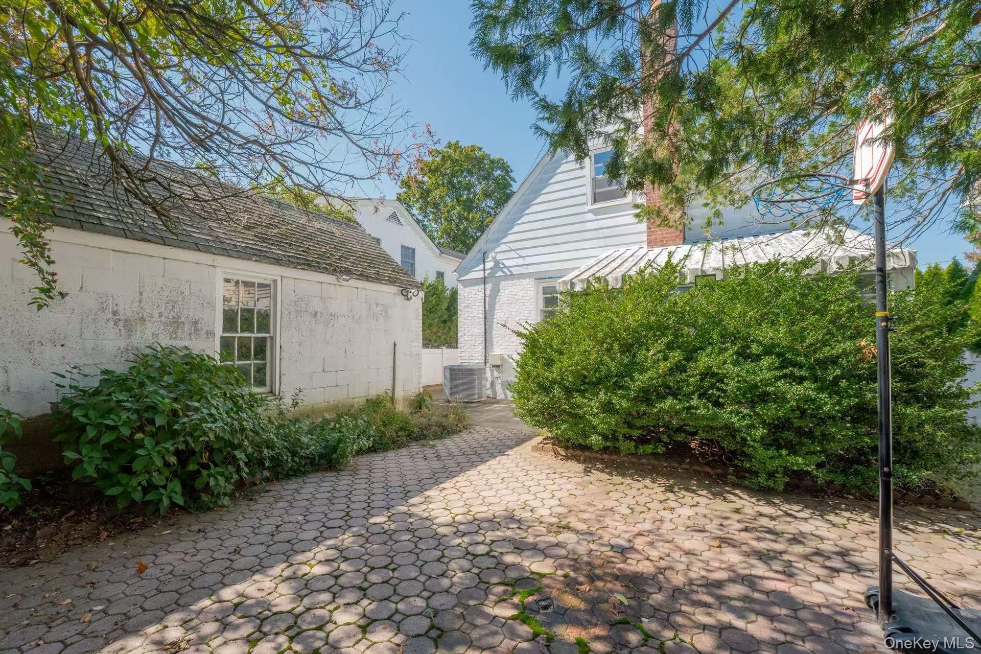 636 S 13th Street, New Hyde Park, NY 11040