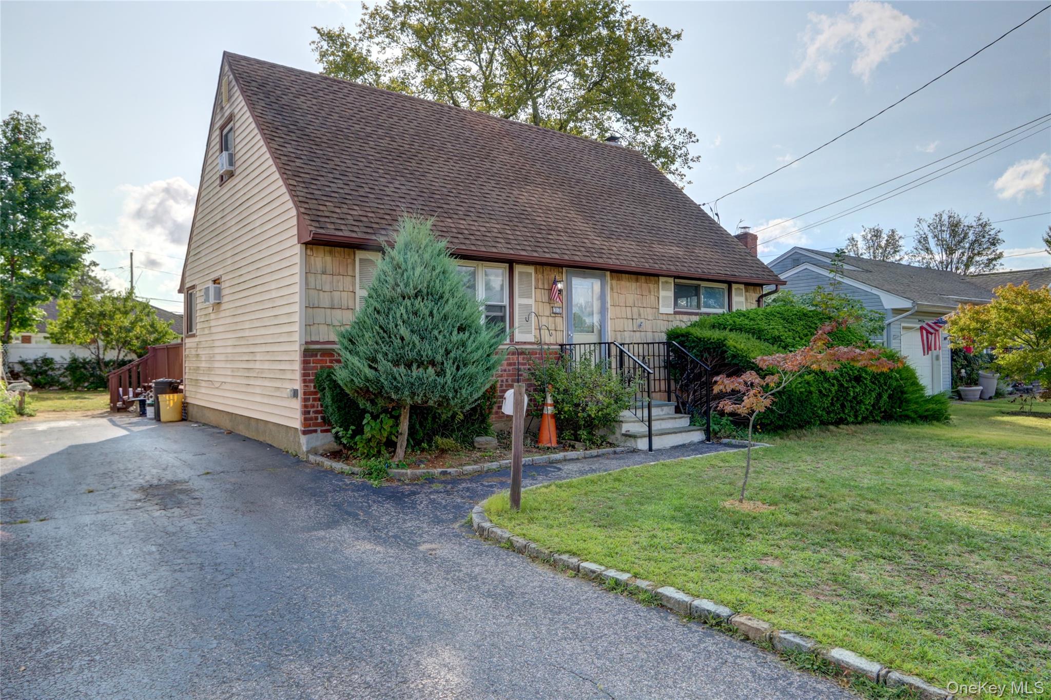 33 Oak street, Hicksville, NY 11801