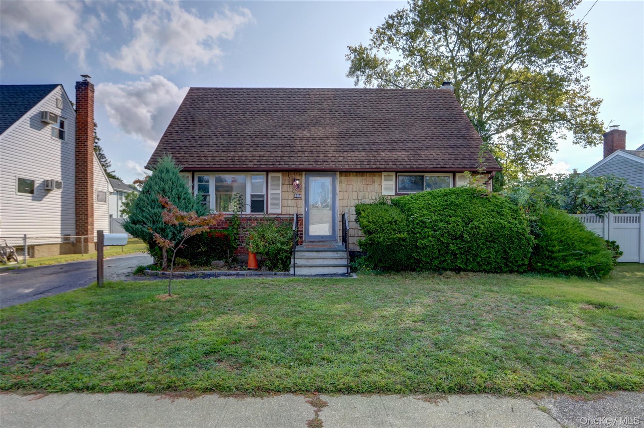 33 Oak street, Hicksville, NY 11801