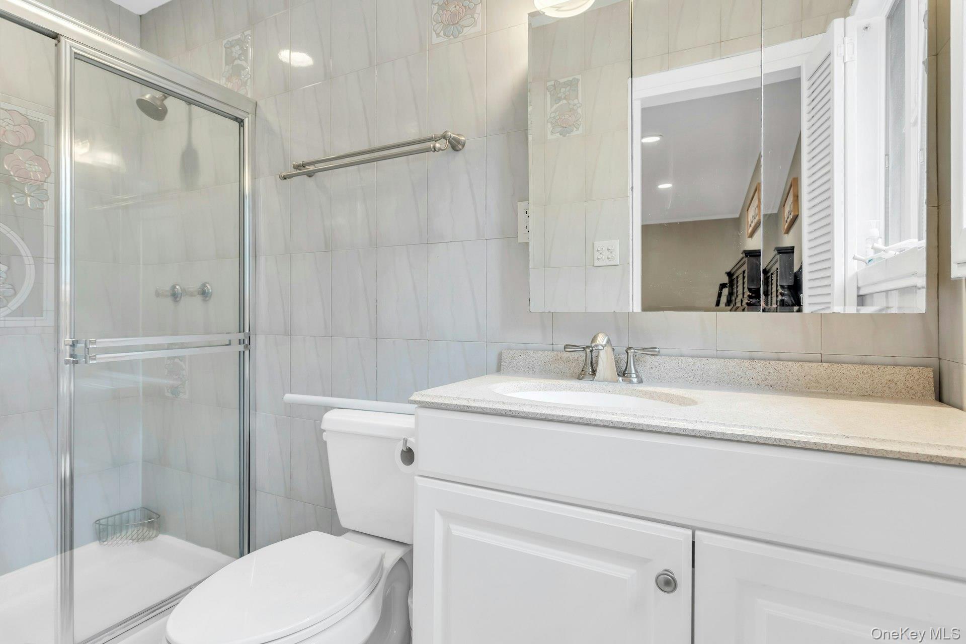 8 Lois Lane, Old Bethpage, NY 11804