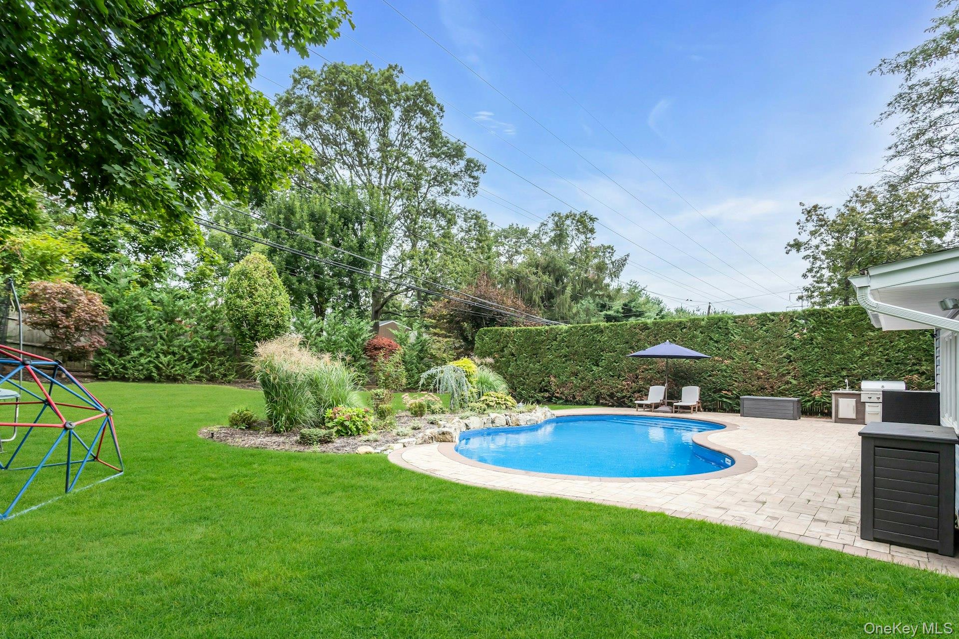 8 Lois Lane, Old Bethpage, NY 11804