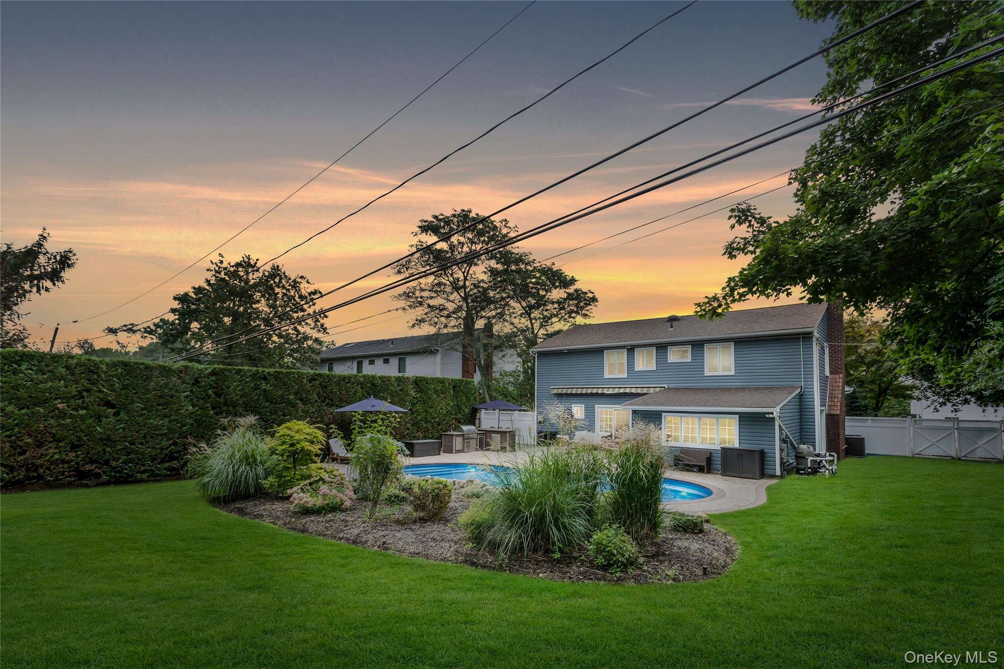 8 Lois Lane, Old Bethpage, NY 11804