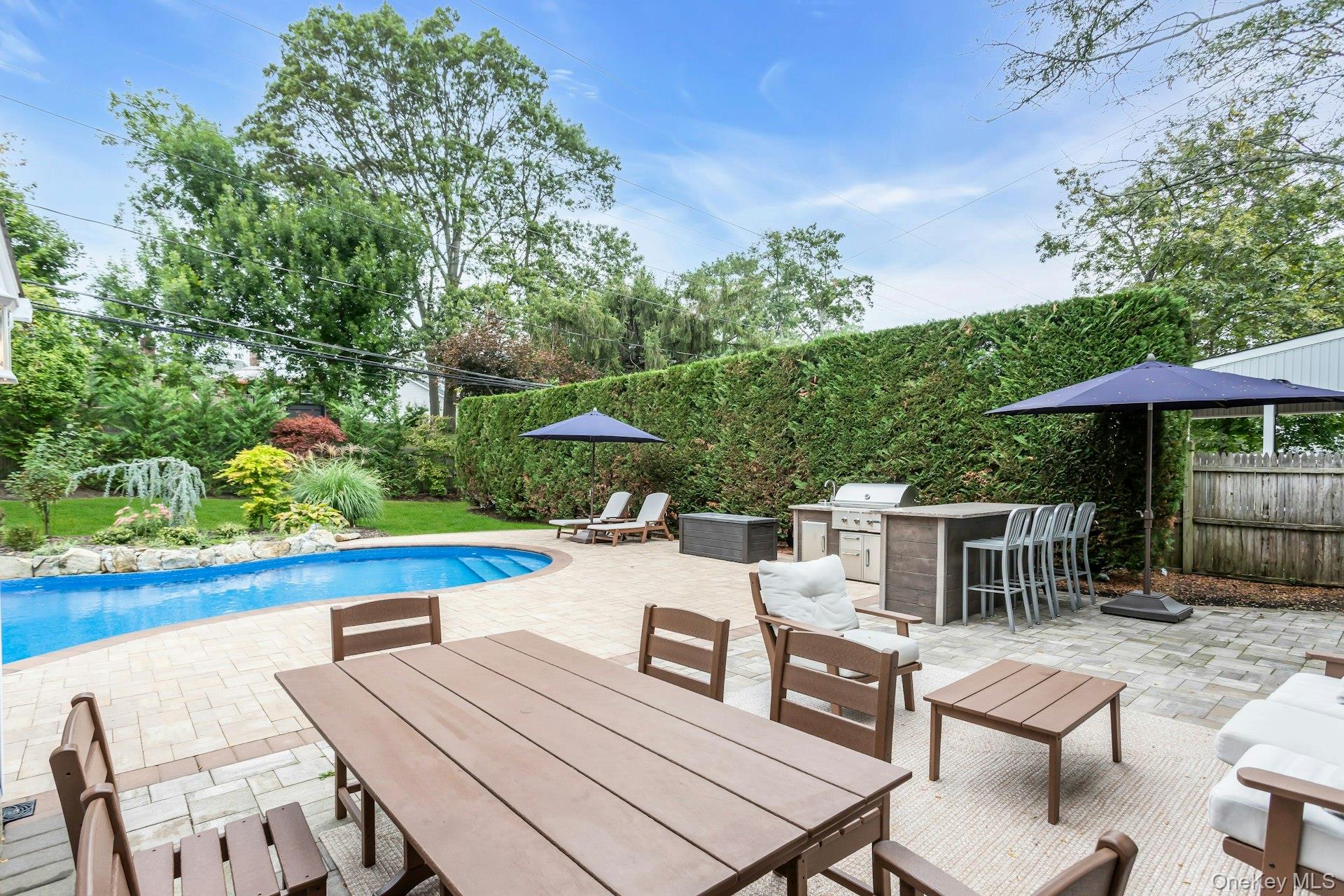 8 Lois Lane, Old Bethpage, NY 11804