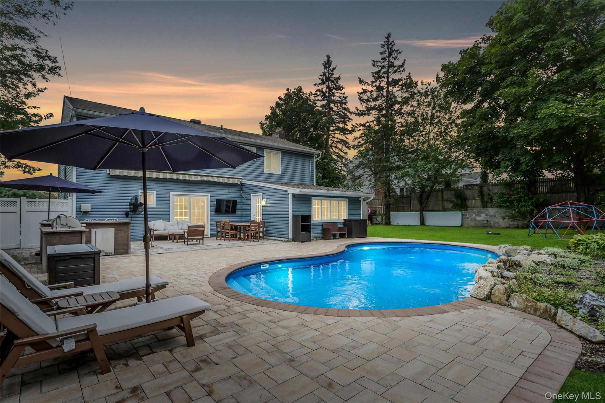 8 Lois Lane, Old Bethpage, NY 11804