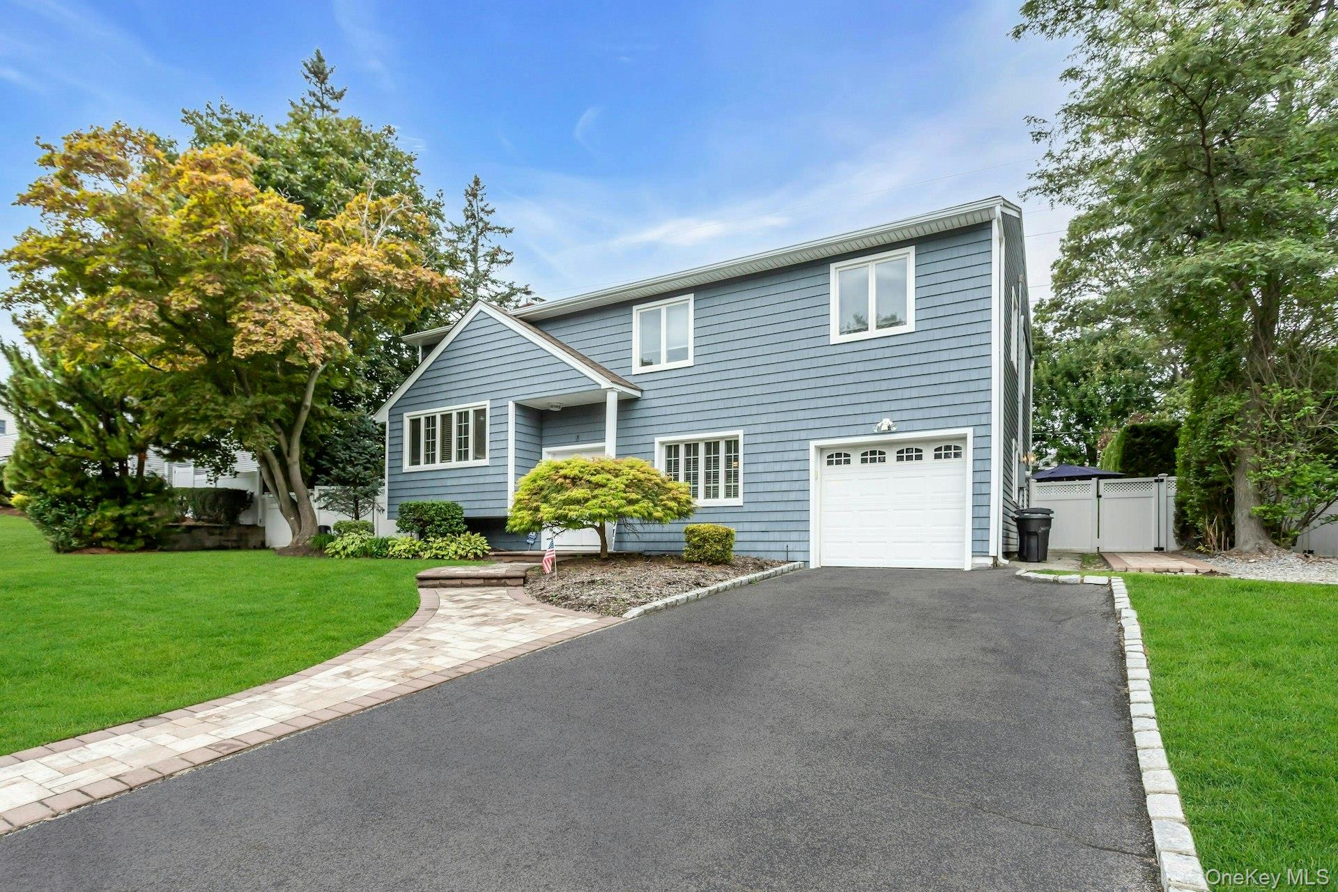 8 Lois Lane, Old Bethpage, NY 11804