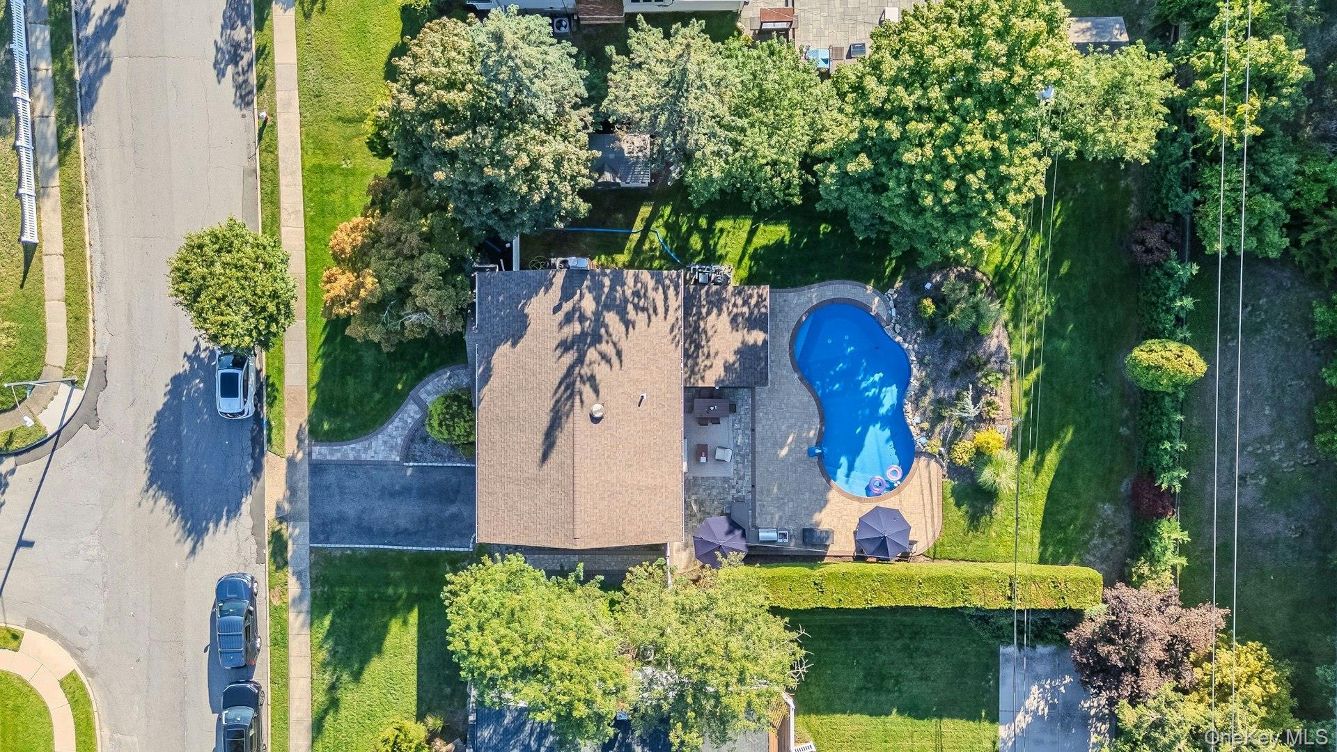 8 Lois Lane, Old Bethpage, NY 11804