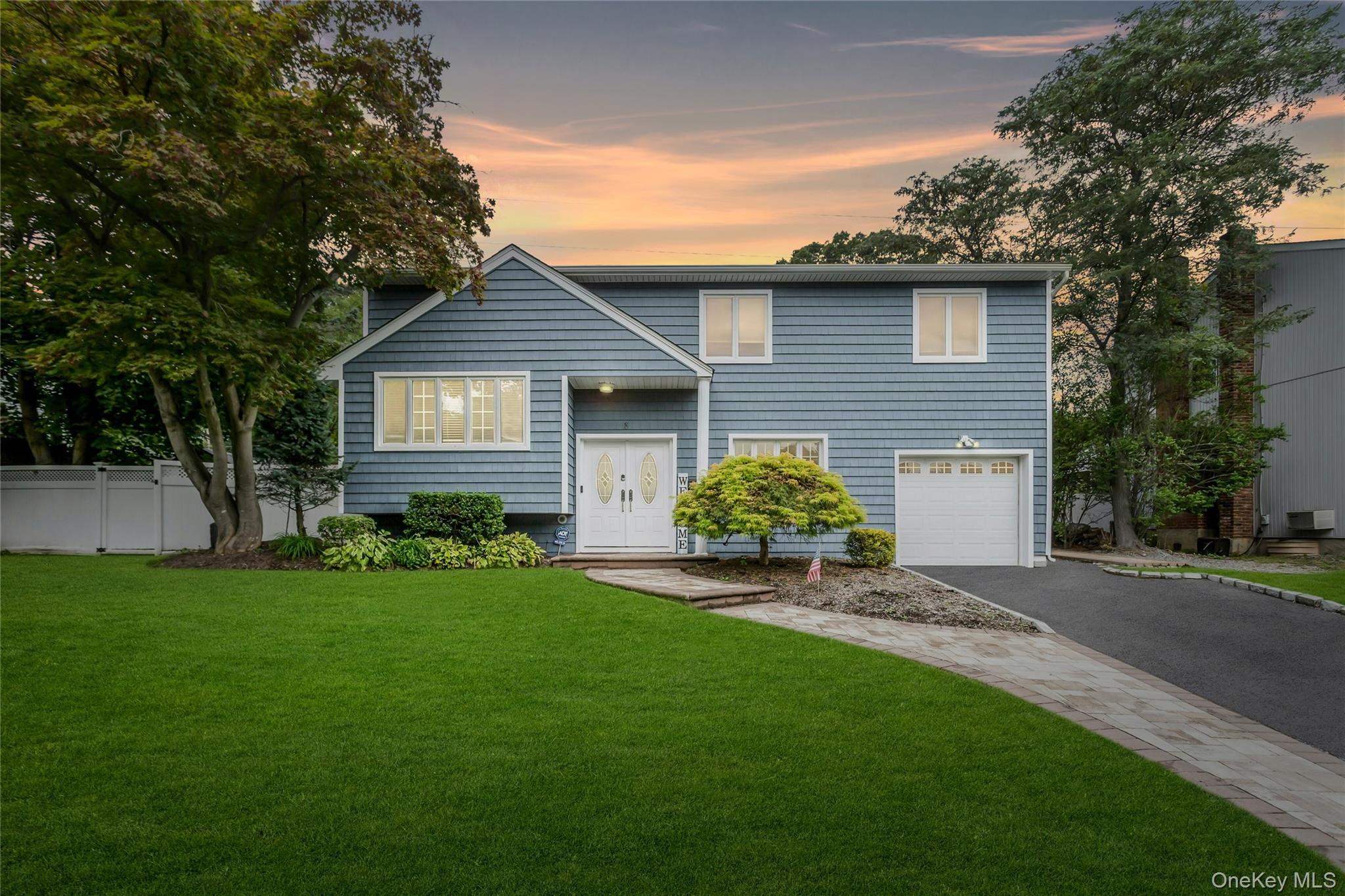 8 Lois Lane, Old Bethpage, NY 11804