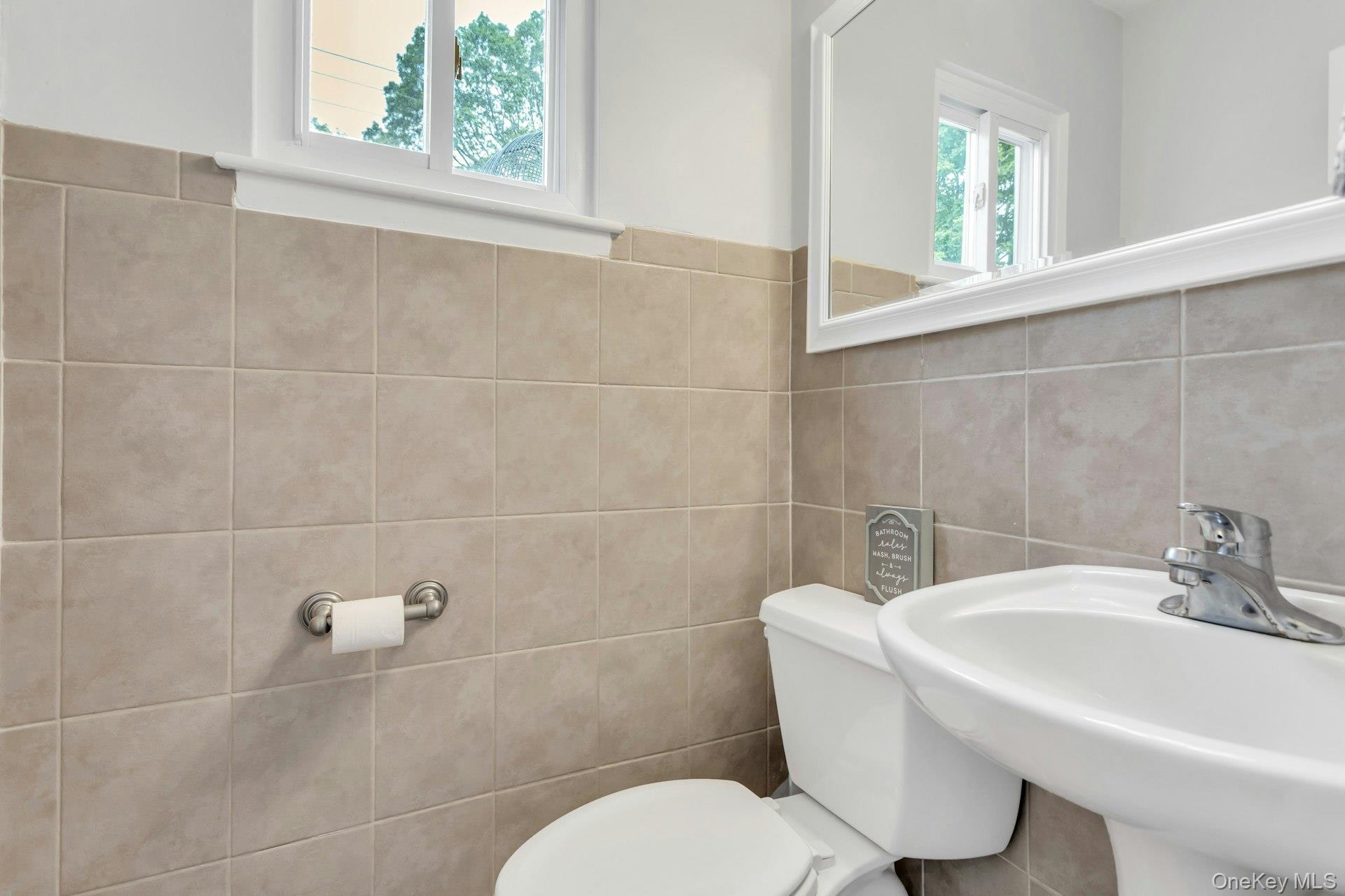 8 Lois Lane, Old Bethpage, NY 11804