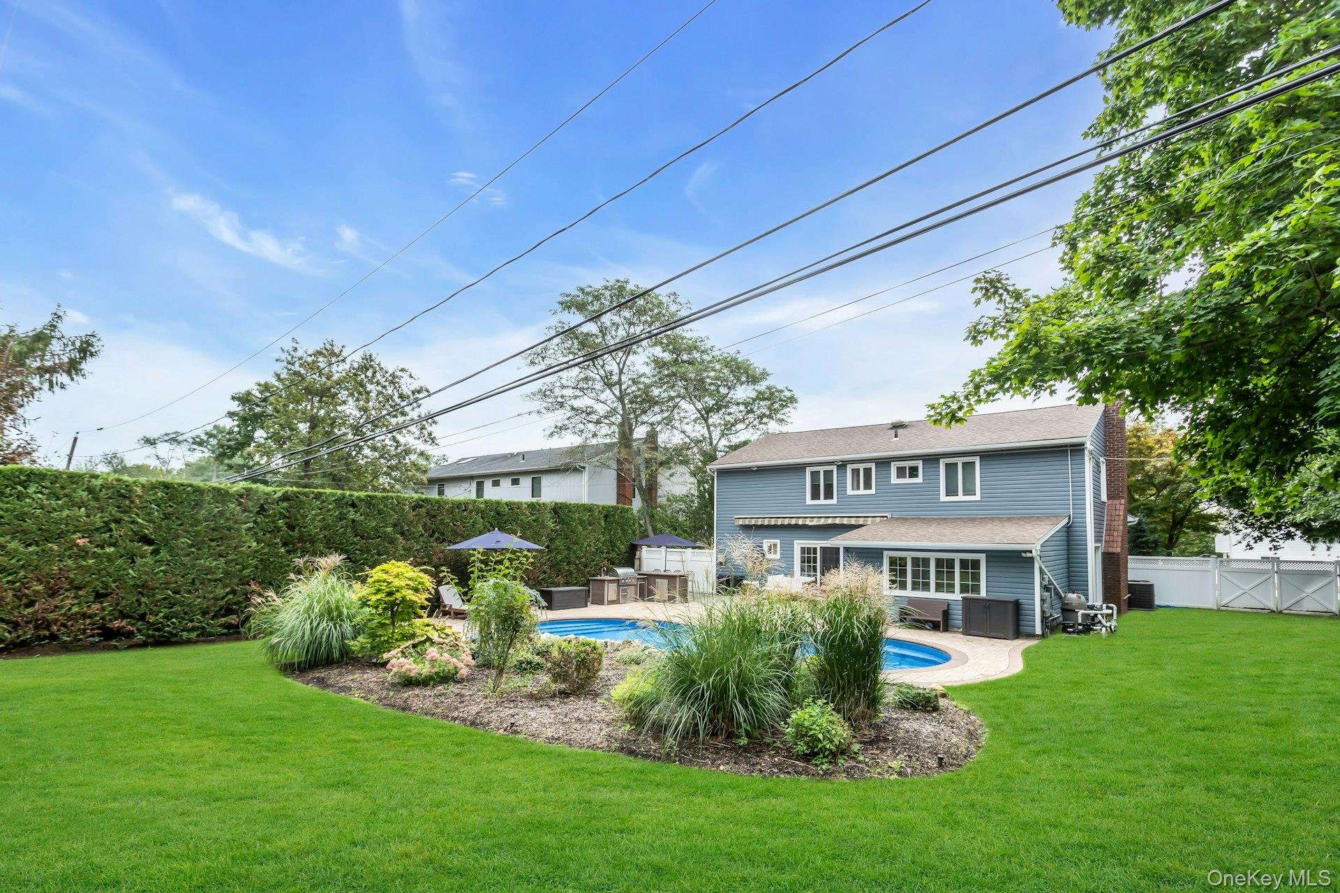 8 Lois Lane, Old Bethpage, NY 11804